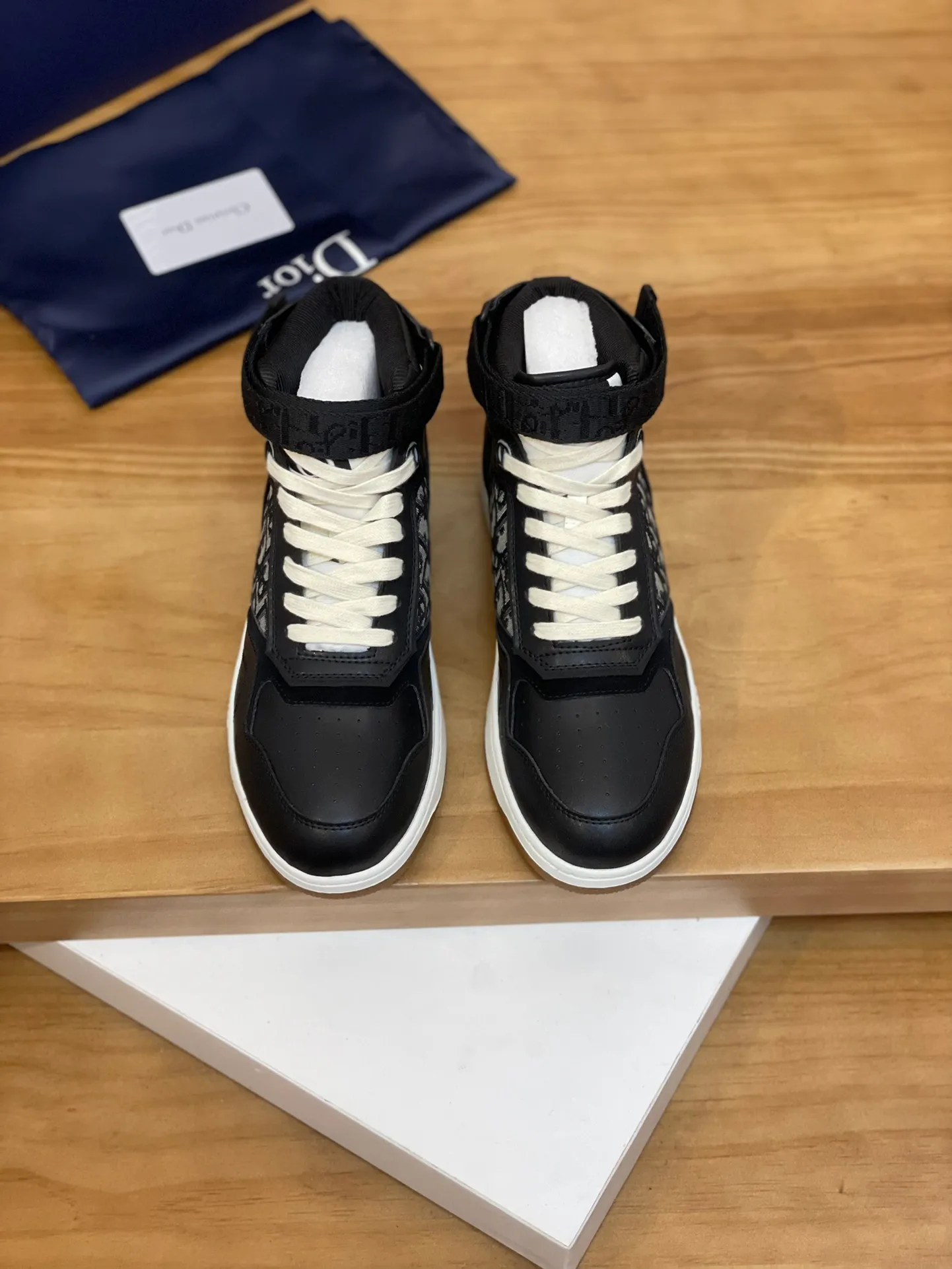 Men's shoes: 💰P460¥ Product trademark: Dior* "Dior*" high-top casual shoes Regular size: 38-44 (can be customized to 45.46) Product materials: Upper imported cowhide stitched with original fabric, breathable lining, original outsole. Number: 1006